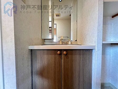 収納も兼ね備えた三面鏡付きの洗面化粧台で、朝の身支度もスムーズ！
