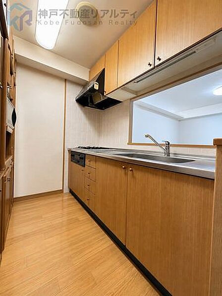 キッチンには調理器具も収納できるスペースがございます♪※AIによる画像加工で家具を消しております。