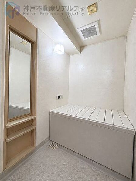 鏡付きの浴室♪※AIによる画像加工で家具を消しております。