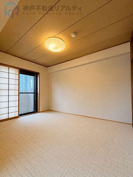南向きに面した和室♪収納スペースがありお部屋を有効活用できます♪※AIによる画像加工で家具を消しております。