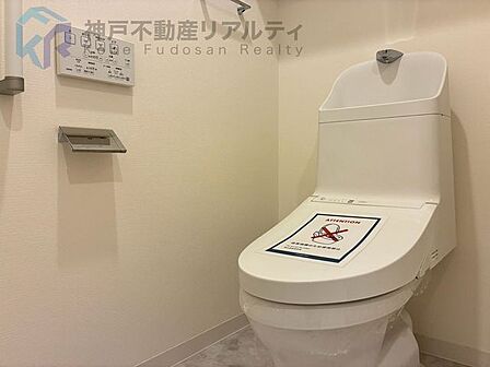 白を基調としたシンプルで清潔感あるトイレ