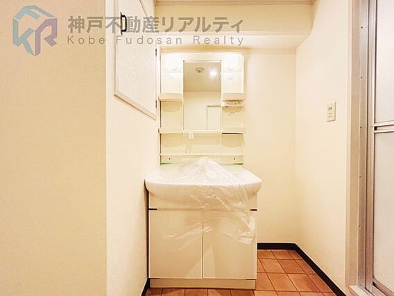 洗面台は鏡の横...