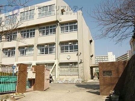 神戸市立神陵台中学校 徒歩3分。 200m