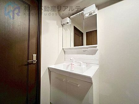 収納も兼ね備えた三面鏡付きの洗面化粧台で、朝の身支度もスムーズ！