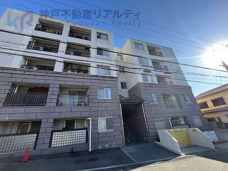 駐車場R7.1.18撮影・弊社はショールームを兼ねた店舗です♪
