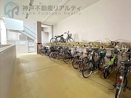屋内駐輪場置場ございます♪※空き状況は管理会社へお問い合わせください。