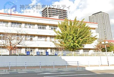 神戸市立湊小学校 徒歩13分。 1010m