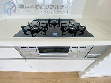 3口コンロ付きのシステムキッチン!同時調理ができて時短に便利ですね