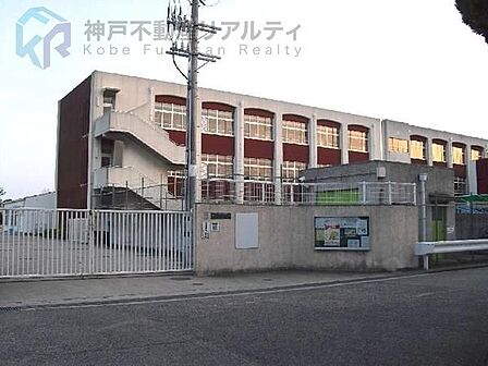 神戸市立若草小学校 徒歩19分。 1460m