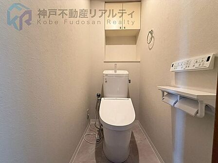 白を基調としたシンプルで清潔感あるトイレ
