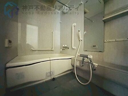 バスルームにはシャワー付きです♪