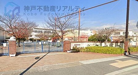 神戸市立浜山小学校 徒歩10分。 760m