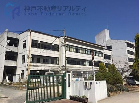 神戸市立義務教育学校港島学園 徒歩8分。 610m