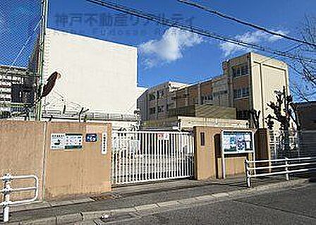 神戸市立御蔵小学校 徒歩8分。 610m