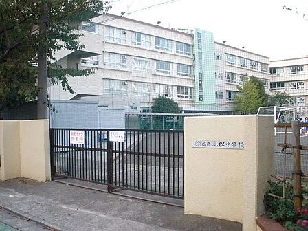 葛飾区立小松中学校 徒歩11分。 880m
