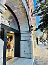 COS青山店 徒歩11分。 850m