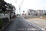 外観：前面道路は交通量が少なく、小さなお子様がいらしても安心。とっても静かな環境です。