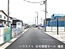 外観：大規模開発分譲地内。前面道路幅は約6ｍあり、大型車でもスムーズに出し入れできます。