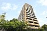 外観：オートロックを備えた安心感のあるマンション。落ち着いた共用空間で住まいへの期待が高まります。