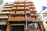 外観：都市の利便性を享受できる、上町台エリアのマンションです。