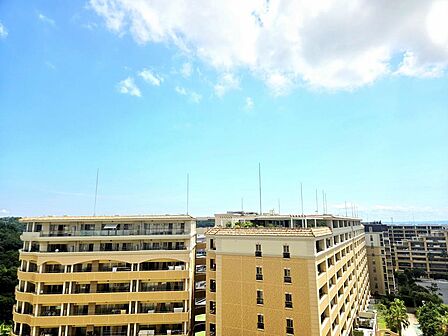 室内からの眺望、花火と海が見えます。