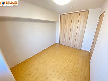 【洋室1】◆約6.0帖の洋室です◆大きな窓からたっぷりの陽光と風が舞い込むお部屋です◆落ち着いた色のアクセントクロスがオシャレですね♪◆たっぷりの収納スペースで快適に暮らせそう