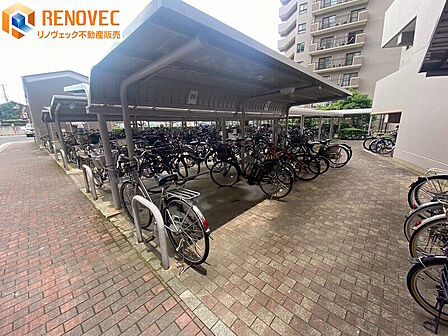 【自転車置場】◆きちんと整列され管理が行き届いた駐輪場◆屋根があるので雨から自転車を守ります◆通学・通勤に便利な駐輪場です◆ルールを守ってキレイに駐輪しましょう