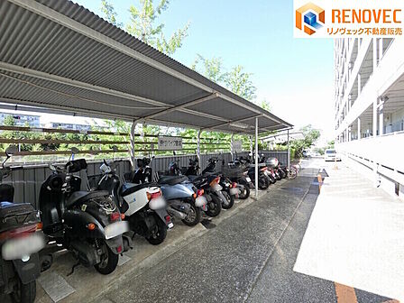 【駐輪場・バイク置場】◆敷地内にバイク置き場を確保。◆大切な愛車を身近に保管でき、通勤や買い物はもちろん、休日のツーリングも気軽に楽しめる快適な住環境です。