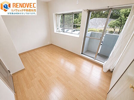【洋室1】◆約6.3帖の洋室です◆出窓付きのお部屋は、お部屋を広く見せ、採光を増やし、おしゃれな空間を演出できます♪