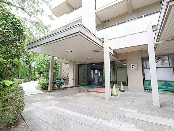 植栽が色づき季...