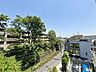 その他：窓からは自然と緑が溢れる住空間。前の建物とはしっかり距離がとれています。
