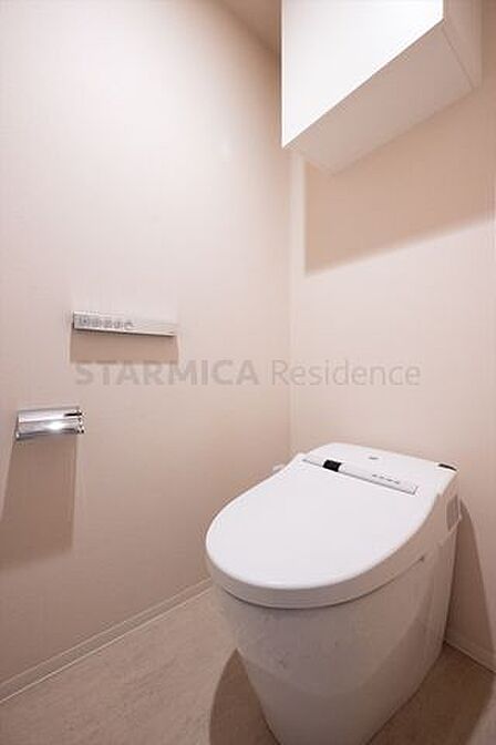 吊戸棚にトイレットペーパーやお掃除道具などもスッキリ収納可能。