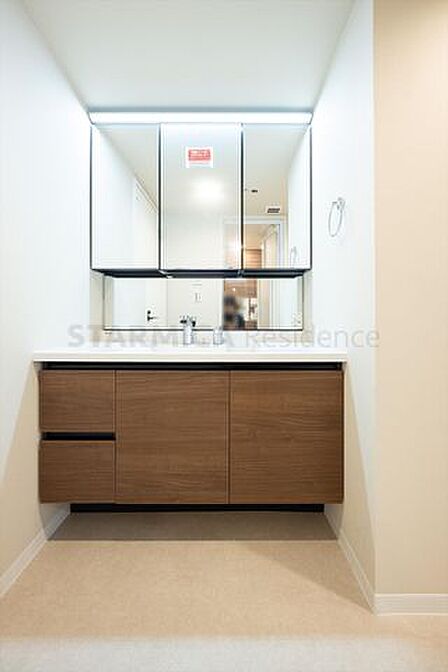 収納力と実用性を兼ね備えた三面鏡付き洗面台