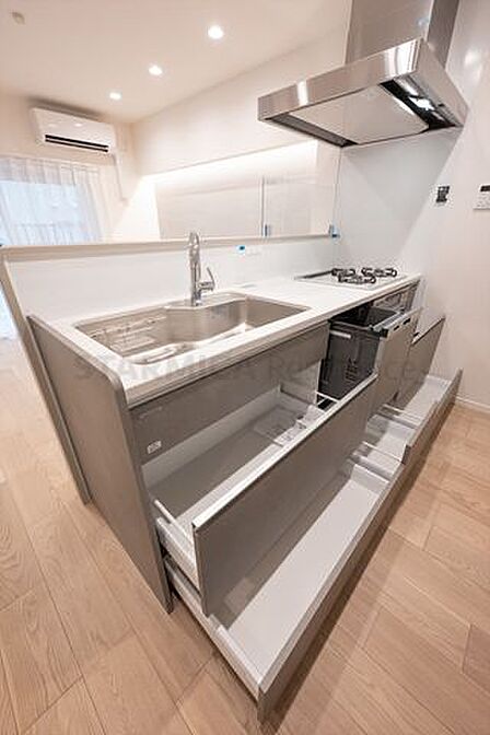スライドタイプの収納は調理器具もたっぷり入ります
