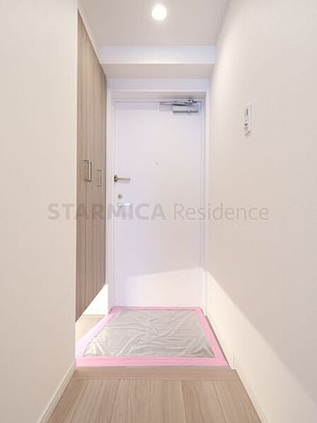 玄関ドアを開けるとゆったりとした広さのホールがあります。人感センサー付き照明は、両手が塞がっていても自動点灯なので沢山の荷物を持っていても安心です。
