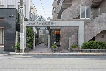 安心のオートロック、防犯カメラ付きのエントランス。