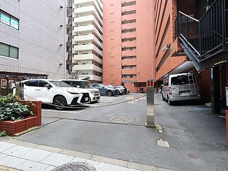 駐車場(月額26000~30000円)