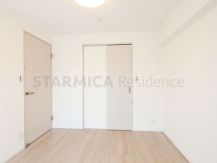 グレージュの建具を採用した洋室は上品な仕上がりを演出します