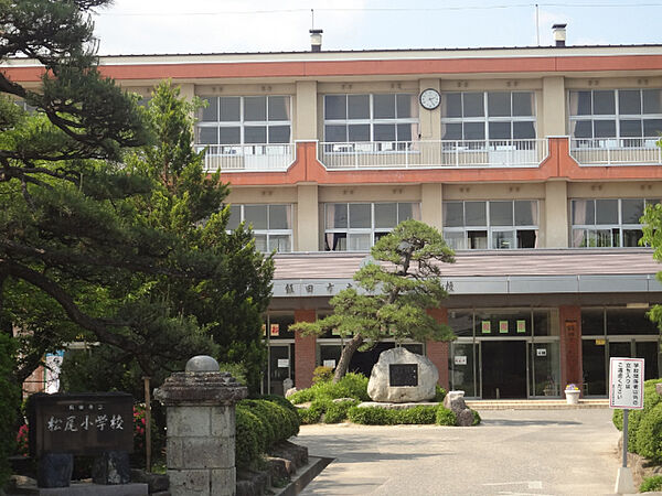 画像24:小学校「飯田市立松尾小学校まで1074m」