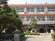 小学校「飯田市立松尾小学校まで789m」