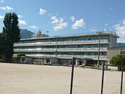 小学校「飯田市立鼎小学校まで1903m」
