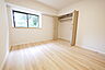 寝室：洋室約6.4帖。大きなクローゼットございます！