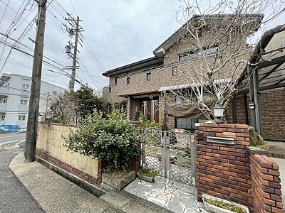 外観：敷地面積50坪超えの広々とした中古一戸建て！室内大変きれいにお使いいただいています。