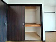 押入にはハンガーパイプ付き。空間を有効活用できます！