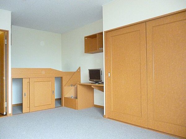 画像14:充実の収納スペースのある居室空間