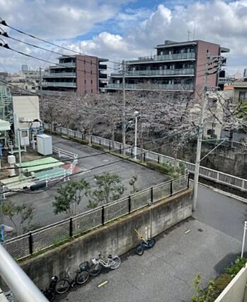 窓を開けると広...