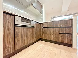 スマートな意匠と充実の機能を備えたキッチンが、暮らしにおいしい彩りを添えます。