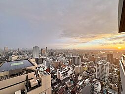 窓を開けると広がる青空。心をリフレッシュして日々を過ごしていきましょう。