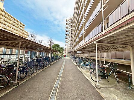 きちんと整備された駐輪場。住む方の心遣いが感じられます。