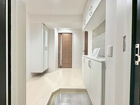 シューズボックスを完備した玄関です。